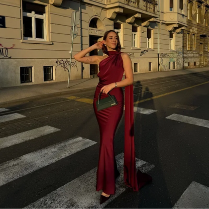 Ottavia | Drapované saténové večerní maxi šaty s jedním ramenem a pelerínou